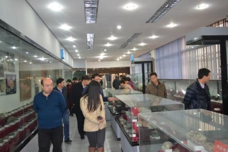 与会老师参观永利集团地质博物馆.JPG 与会老师参观永利集团地质博物馆.JPG