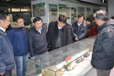 永利集团地质博物馆馆长孙元林教授介绍地质博物馆藏品.JPG 永利集团地质博物馆馆长孙元林教授介绍地质博物馆藏品.JPG